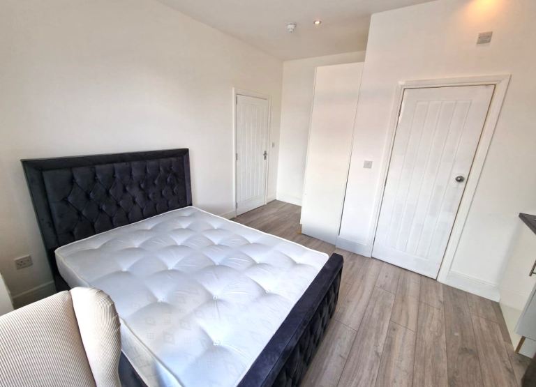 image for (Not a studio)En-suite double rooms available for single occupancy Postcode UB4 8HP