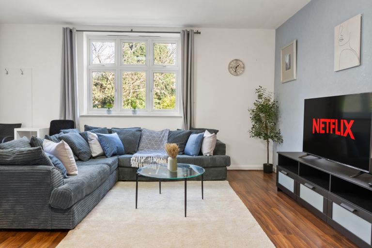Short Term - Mid Term ONLY • Spacious 2BR 2 Bath in Watford Central • Free Parking • Sleeps 6