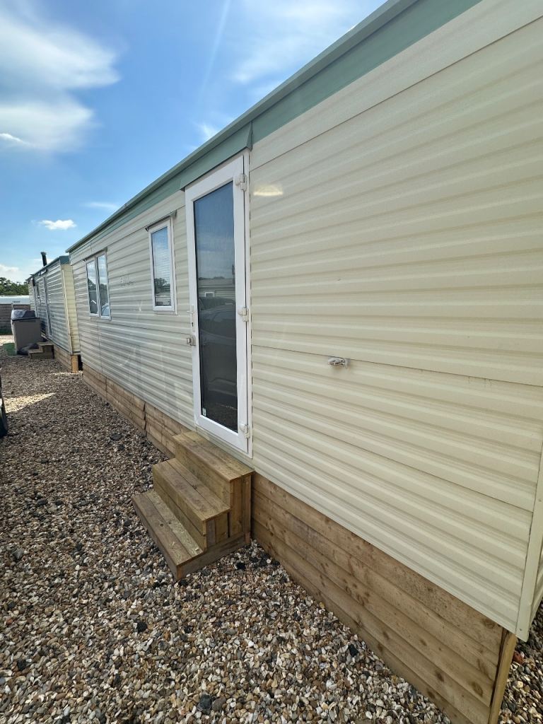 Beautiful 1 bedroom static caravan to rent on a private site in Chichester long term preferred 