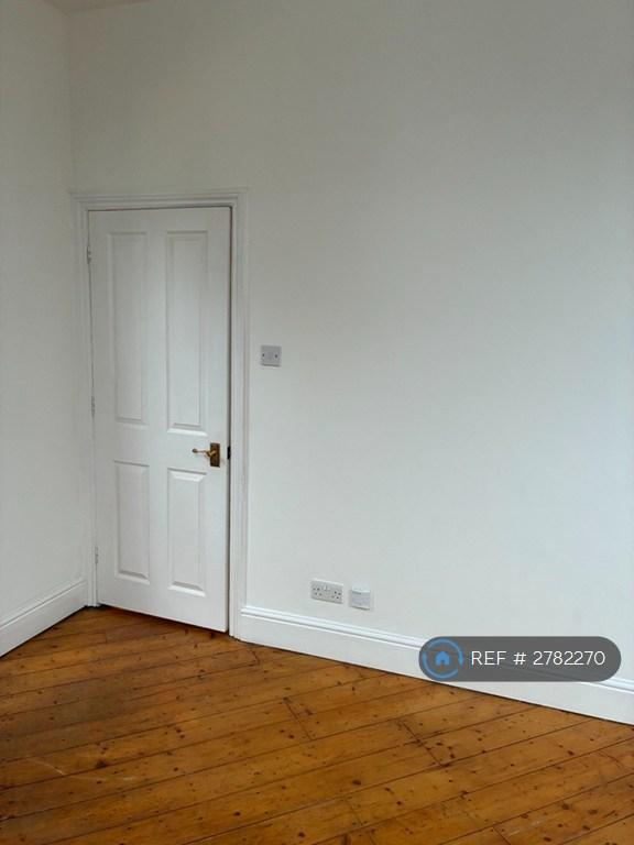 1 bedroom flat in Blythe Road, Hammersmith, W14 (1 bed) (#2782270)