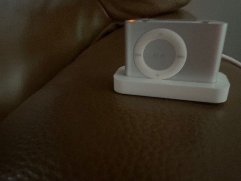 I. Pod shuffle 1 GB in full working condition with charger 