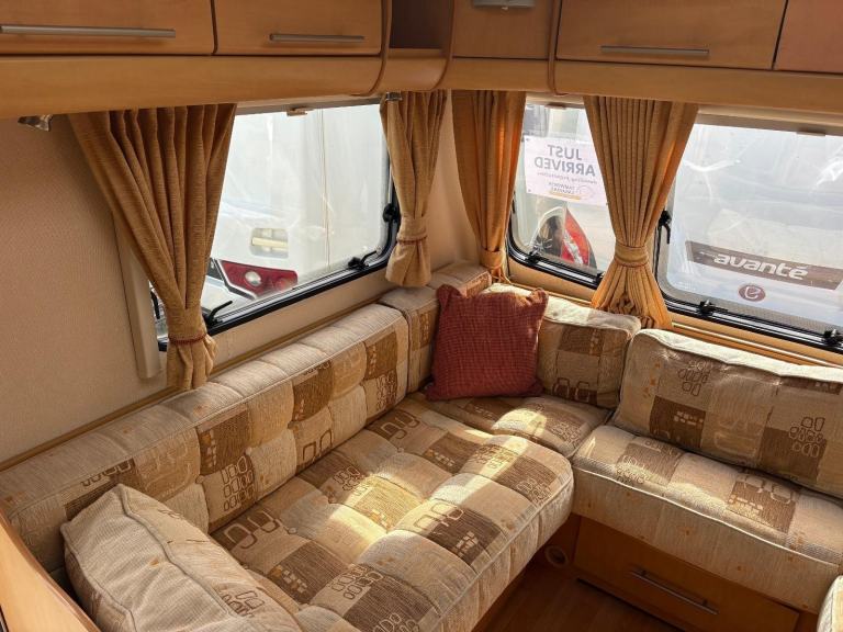  BAILEY PAGEANT BURGUNDY -FIXED BED CARAVAN WITH CORNER WASHROOM & MOTORMOVER