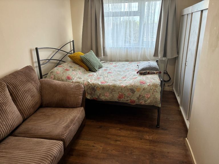 Kingswood BS15 large double room in house share (all utility bills included)
