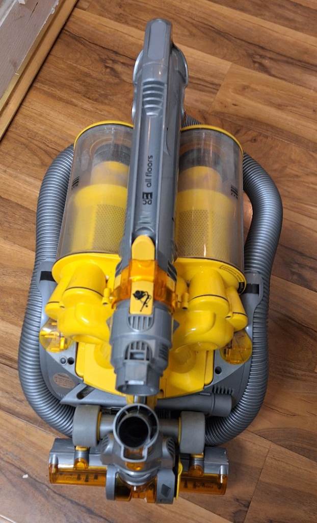 Dyson DC11 Telescope All Floors Cylinder Vacuum cleaner, with attachment but needs a new filter 