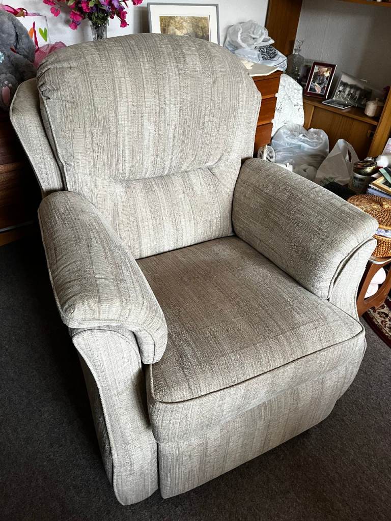 Electrically operated Recliner
