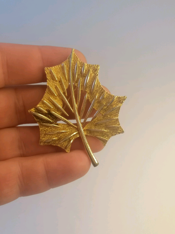  Vintage Gold tone leaf brooch 