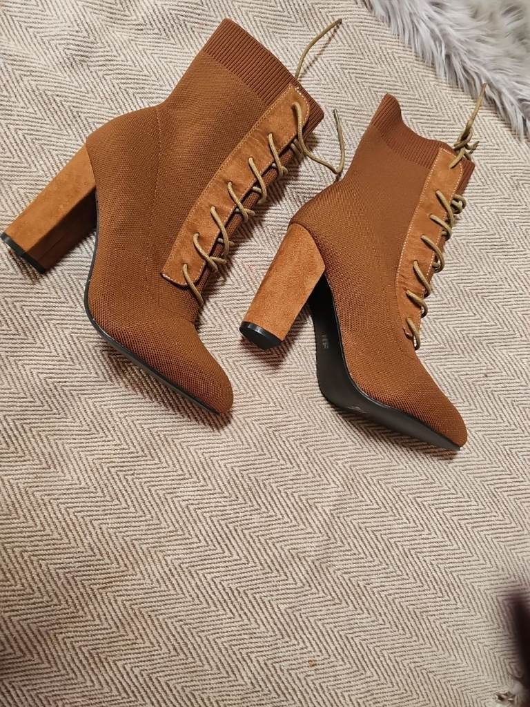 Ladies size 8 brown boots