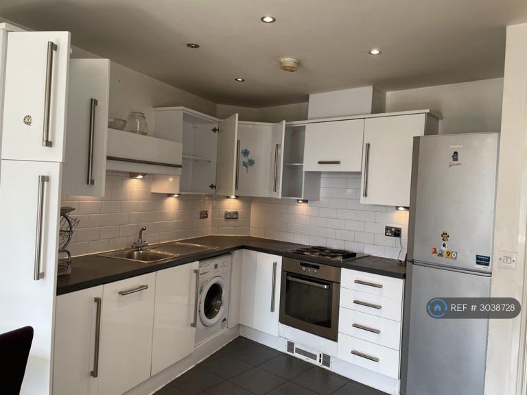2 bedroom flat in Prince Regent Road, London, TW3 (2 bed) (#3038728)