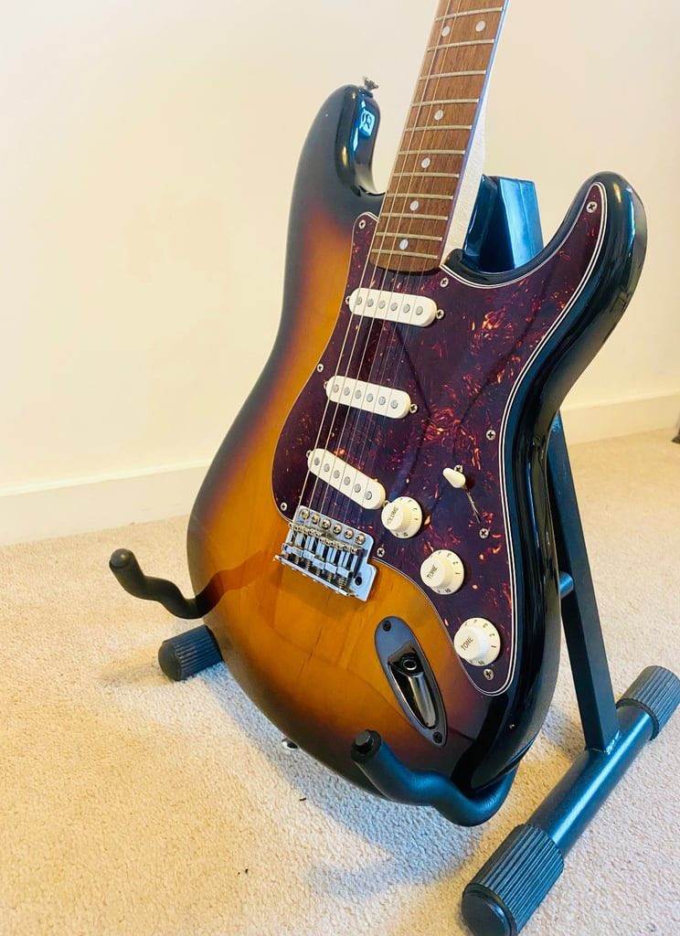 Fender Squier Vintage Custom 2001 Affinity Stratocaster Sunburst Strat electric guitar and gig bag