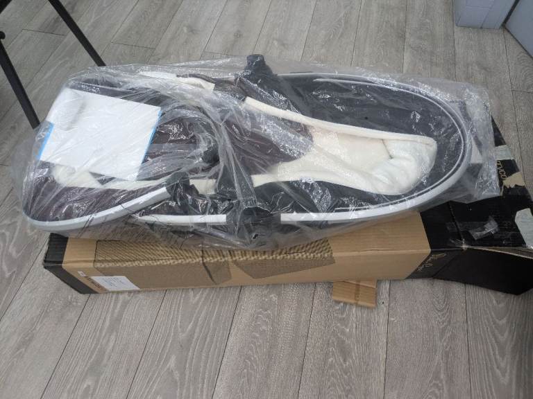 Silver Cross Premium Aubergine Carrycot / Travel Cot – Excellent Condition – Collection Only