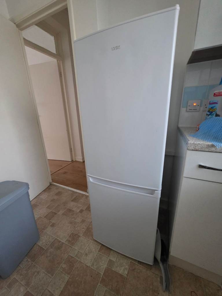 LOGIK - L50BW23 60/40 Fridge Freezer - White