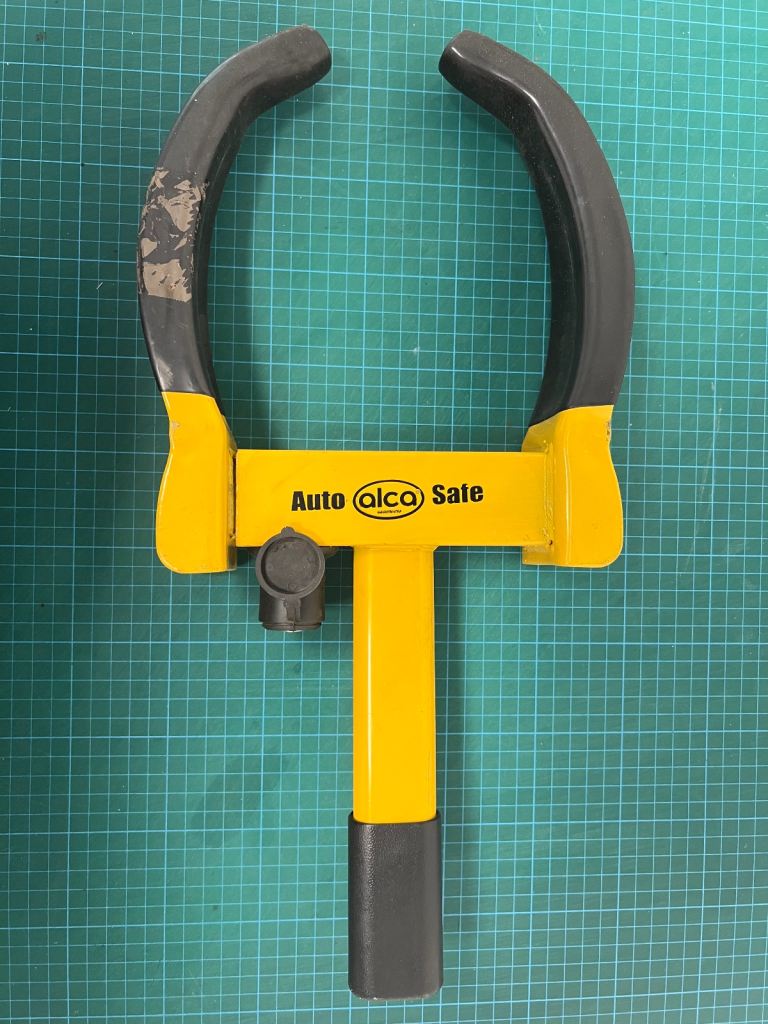 A WHEEL CLAMP FOR CARAVAN or TRAILER ADJUSTABLE 2 KEYS