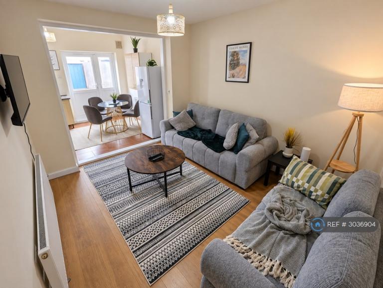 4 bedroom house in Park Avenue, Southall, UB1 (4 bed) (#3036904)
