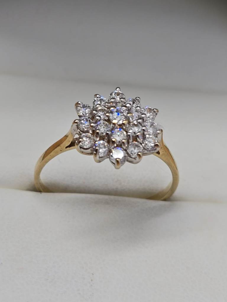 9CT GOLD CUBIC ZIRCONIA FLOWER CLUSTER
