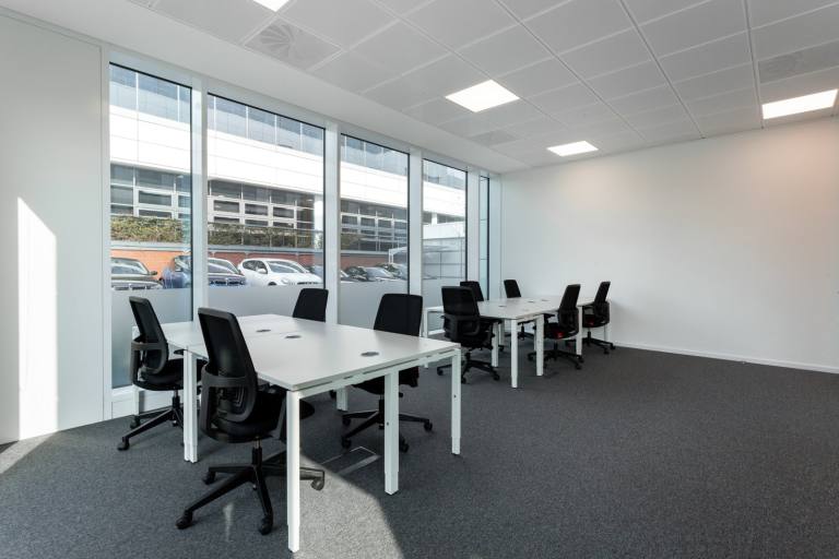 Guildford - GU2 8XG \ Move-In Ready Office for 3 Workstations