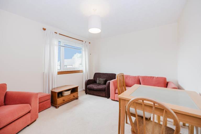 Delightful, 1-bedroom, 1st floor flat with private garden in East Craigs – available NOW