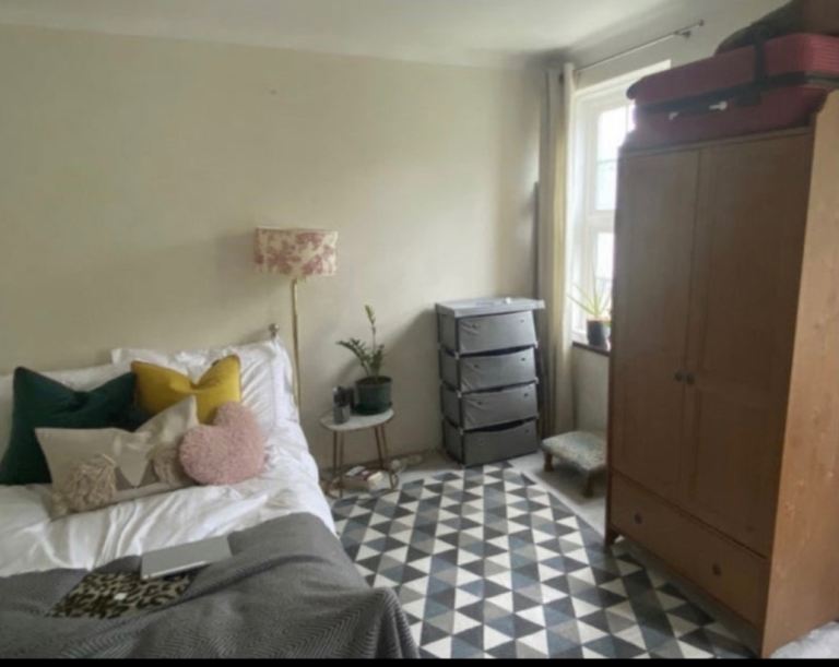 Bright 2 double bed flat - low deposit