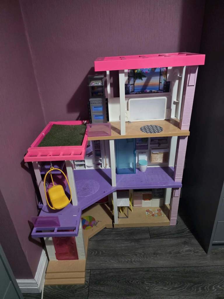  Plastic Barbie Dream house 
