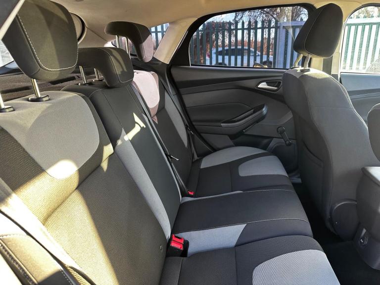 2011 Ford Focus 1.6 125 Zetec 5dr HATCHBACK PETROL Manual