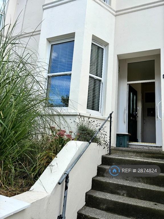 1 bedroom flat in Eglinton Road, London, SE18 (1 bed) (#2874824)