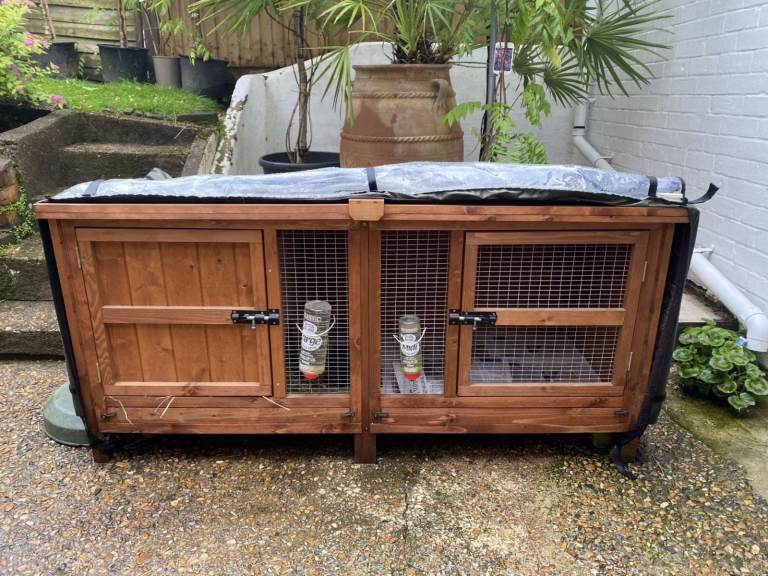 HOME AND ROOST 6FT CHARTWELL HUTCH SINGLE STOREY. USED FOR ONLY A DAY FOR GUINEA PIGS