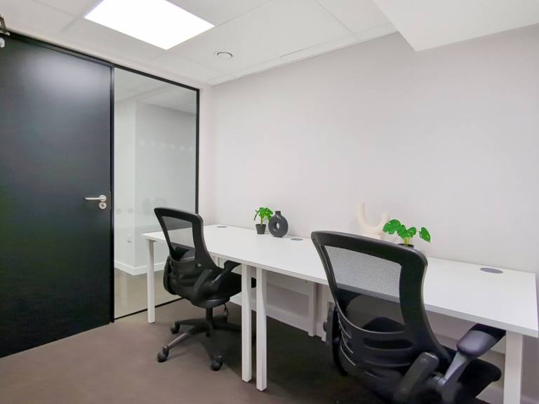 Crewe - CW1 2EW \ Office Space for Rent - 2 Workstations