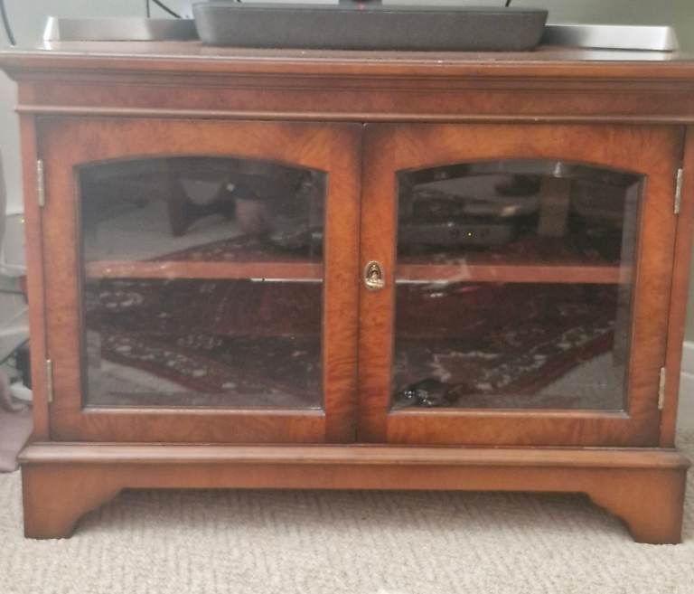 TV stand in walnut and Mahogany 
