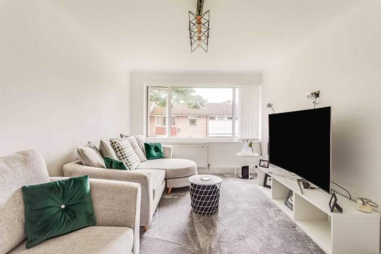 All Bills Included – Modern & Spacious 2 Bedroom Flat in Dewsbury (WF13)
