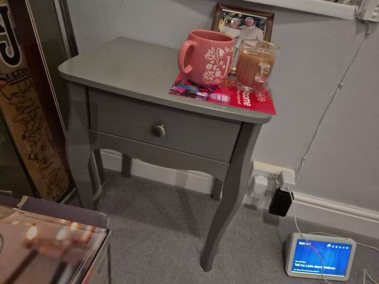 image for Bedsude table