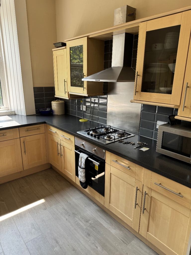 Large furnished HMO flat, no agency fees, perfect for students, suitable for 3 or 4 people.