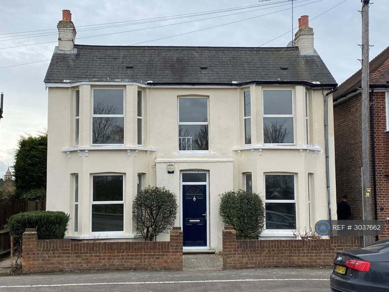 5 bedroom house in Runnemede Road, Egham, TW20 (5 bed) (#3037662)