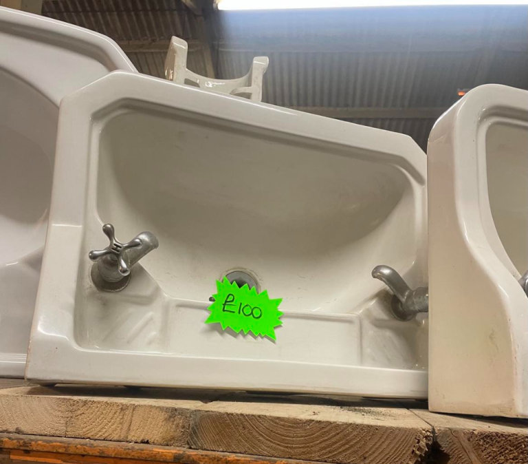 Ref 17 : Vintage Ceramic Sink / Basin