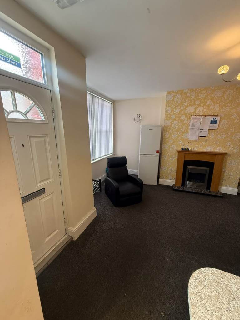 SPACIOUS ROOM IN SHARED ACCOMMODATION | LEEDS | AVAILABLE NOW l BENEFITS UC, PIP, LCW, ESA, CARERS