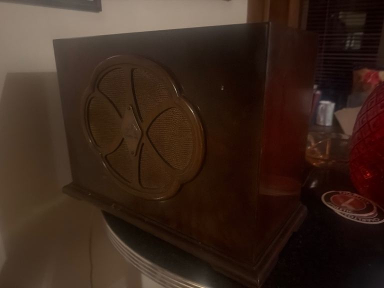Wooden Retro speaker in working order 