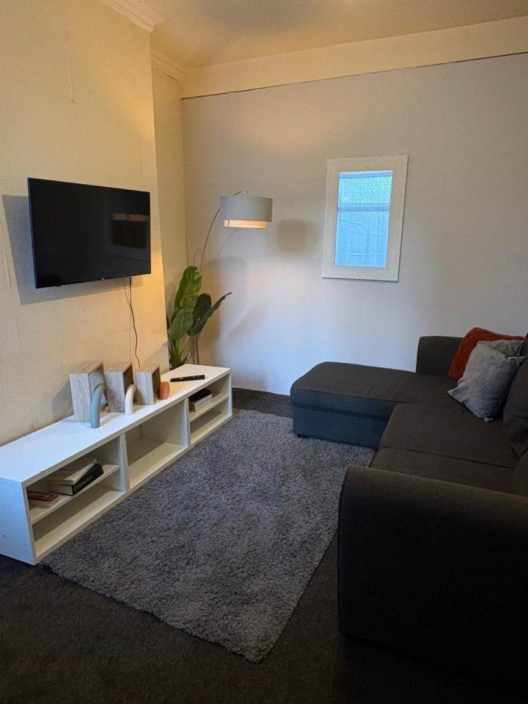 Fully furnished Large Double Room: Ready Today! BILLS Included, Clean & Quiet House 