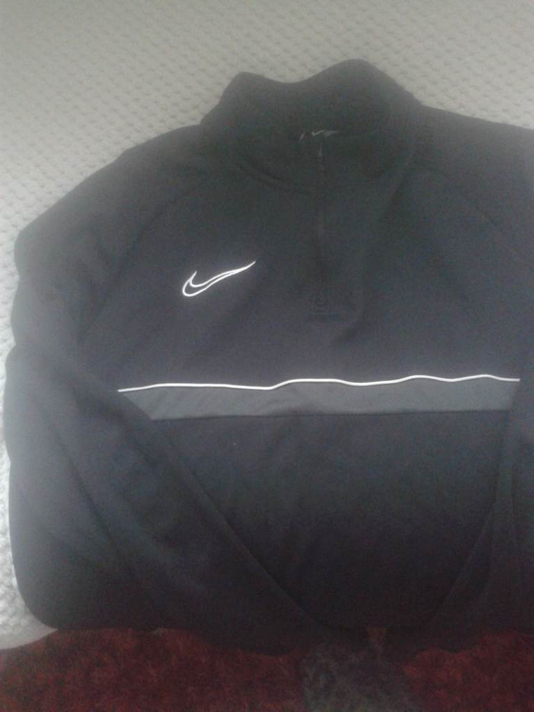 4 ITEM MENS CLOTHING BUNDLE - SIZE MEDIUM