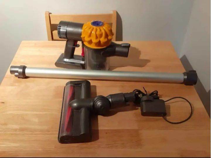 DYSON V6/SV03  WITH CHARGER + TOOLS spares and repairs 