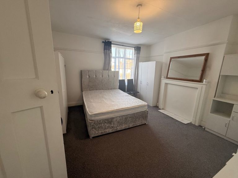 LARGE DOUBLE ROOM TO LET 