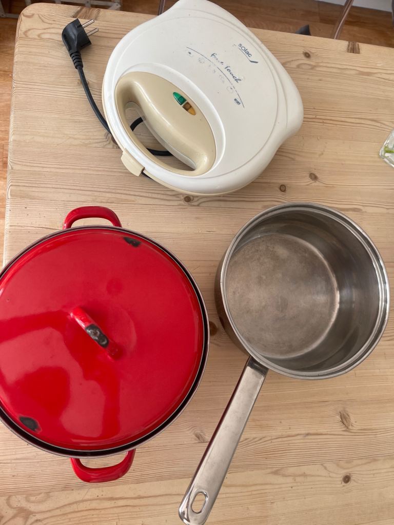 Sandwich maker and 2 saucepans