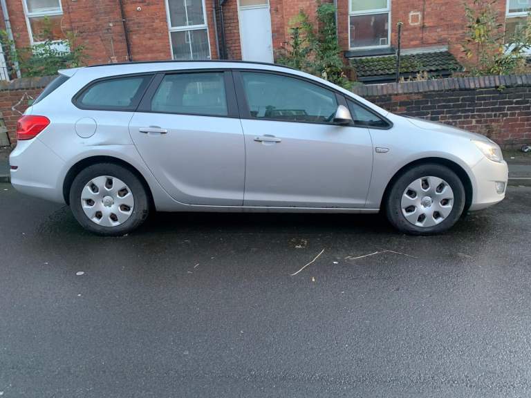 2012 vauxhall astra 1.7 cdti  estate spares or repairs , 