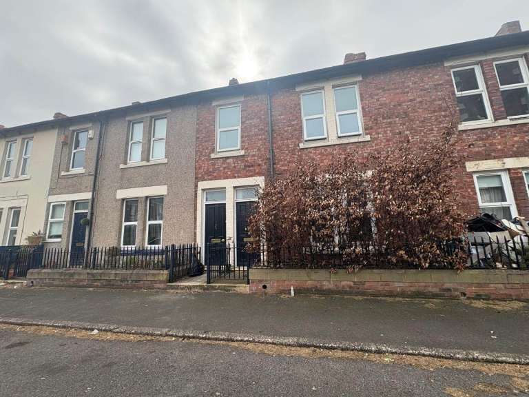 Lovely Brand Newly Refurbished 3 Bedroom Upper Flat to Rent in Bensham, Gateshead