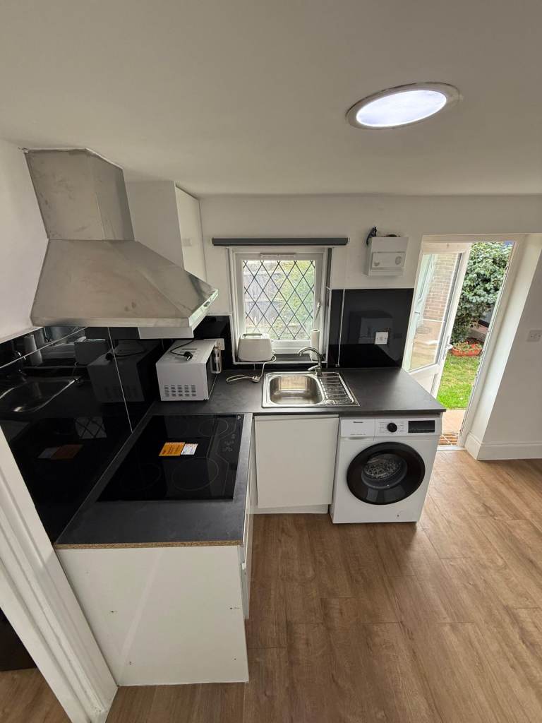 BRAND NEW SPACIOUS 1 BEDROOM FLAT TO RENT- £1700 PER MONTH BILLS INCLUDED in HAYES UB4 (WEST LONDON)