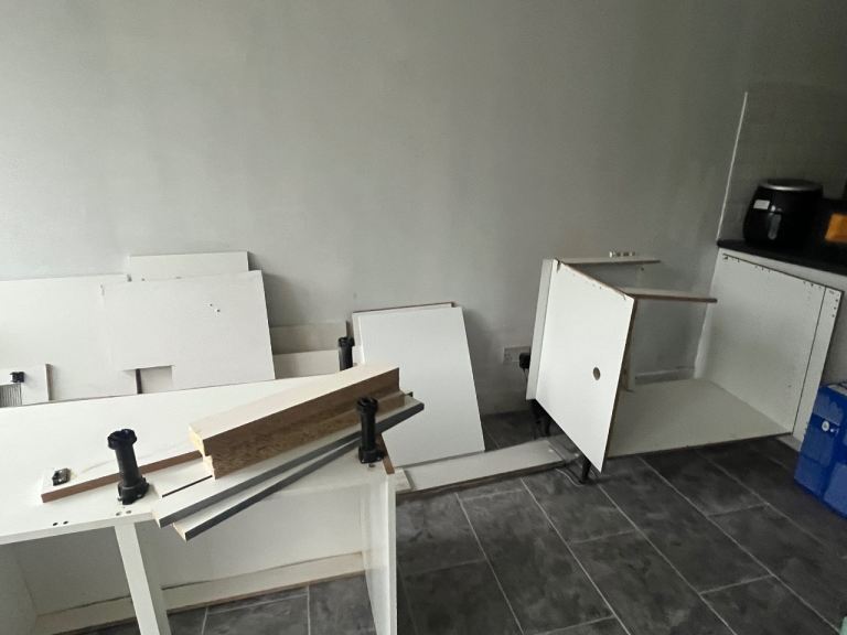 White Kitchen Units and Panels – Dismantled