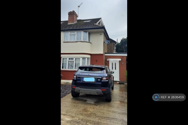 4 bedroom house in Kingston Avenue, Bedfont, TW14 (4 bed) (#2836459)