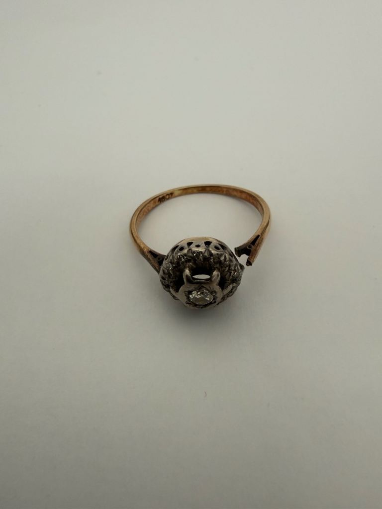 18ct Gold Diamond Ring Size S/T 3.92g Scrap
