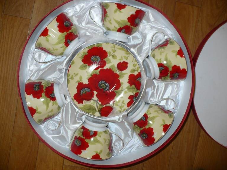 House clearance! New, unused 12 pieces of China Tea Cups and Saucers Set Poppy Design