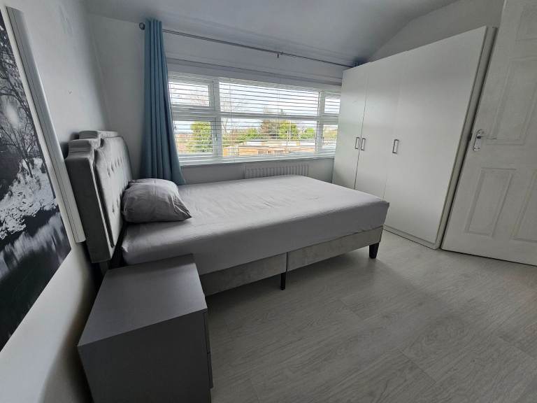 Bright and spacious double room – £570