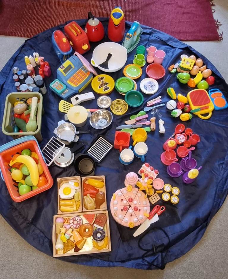Play kitchen and items