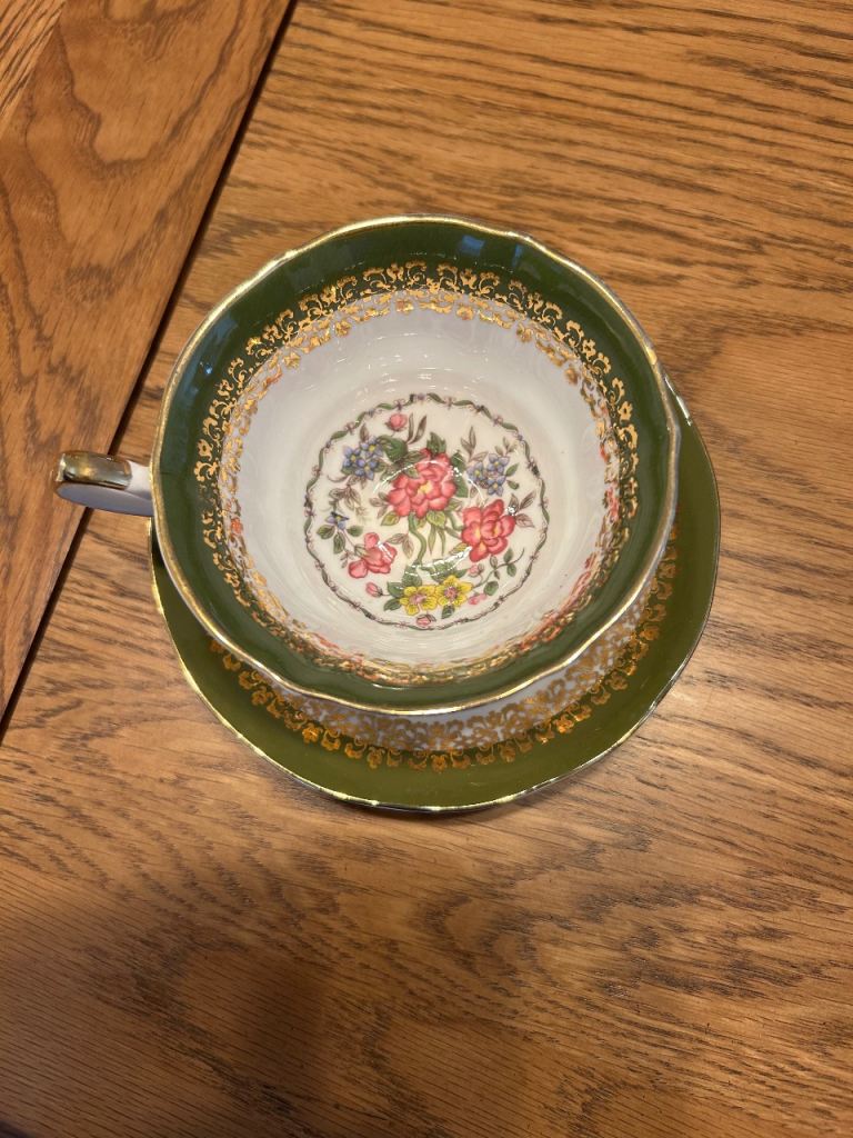 Elizabethan Staffordshire Versailles Teacup and Saucer – Green & Gold