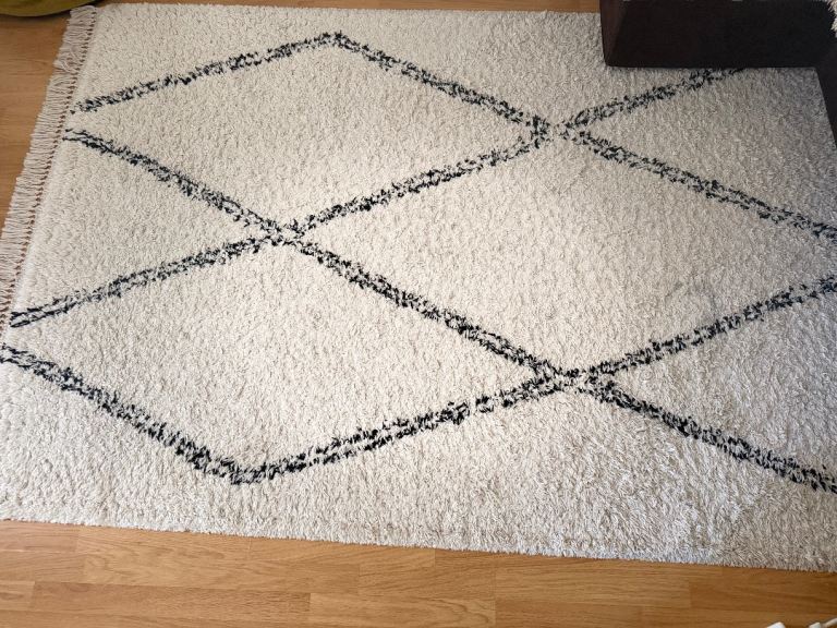 Cream and Black Geometric Pattern Rug - Good Condition